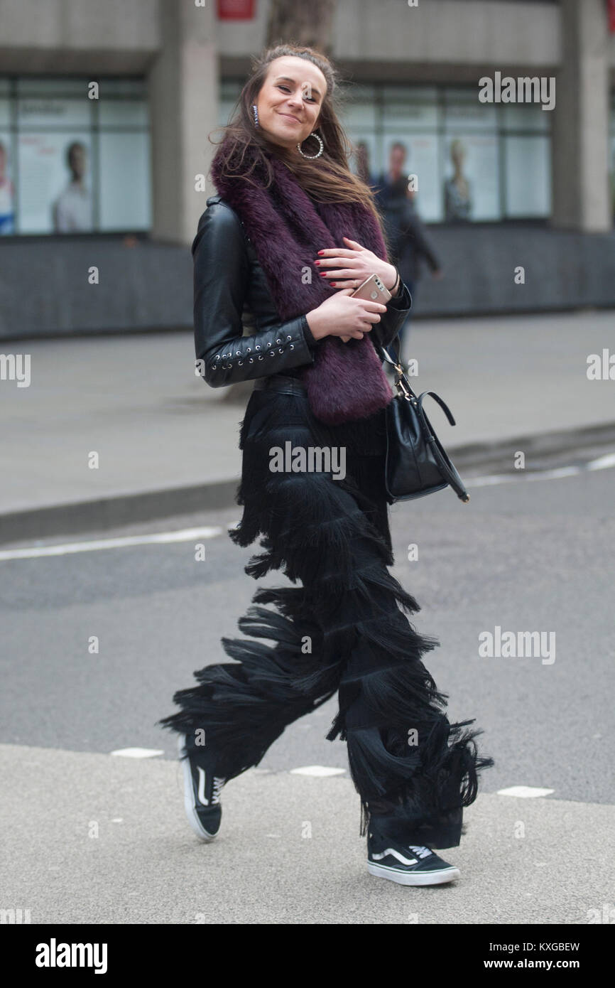 Street Style dal giorno uno del London Fashion Week Mens AW 2018.  L'immagine mostra una Sarah da Maidenhead vestita di nero fiocco pantaloni  da Zara, un biker giacca e borsa sia da