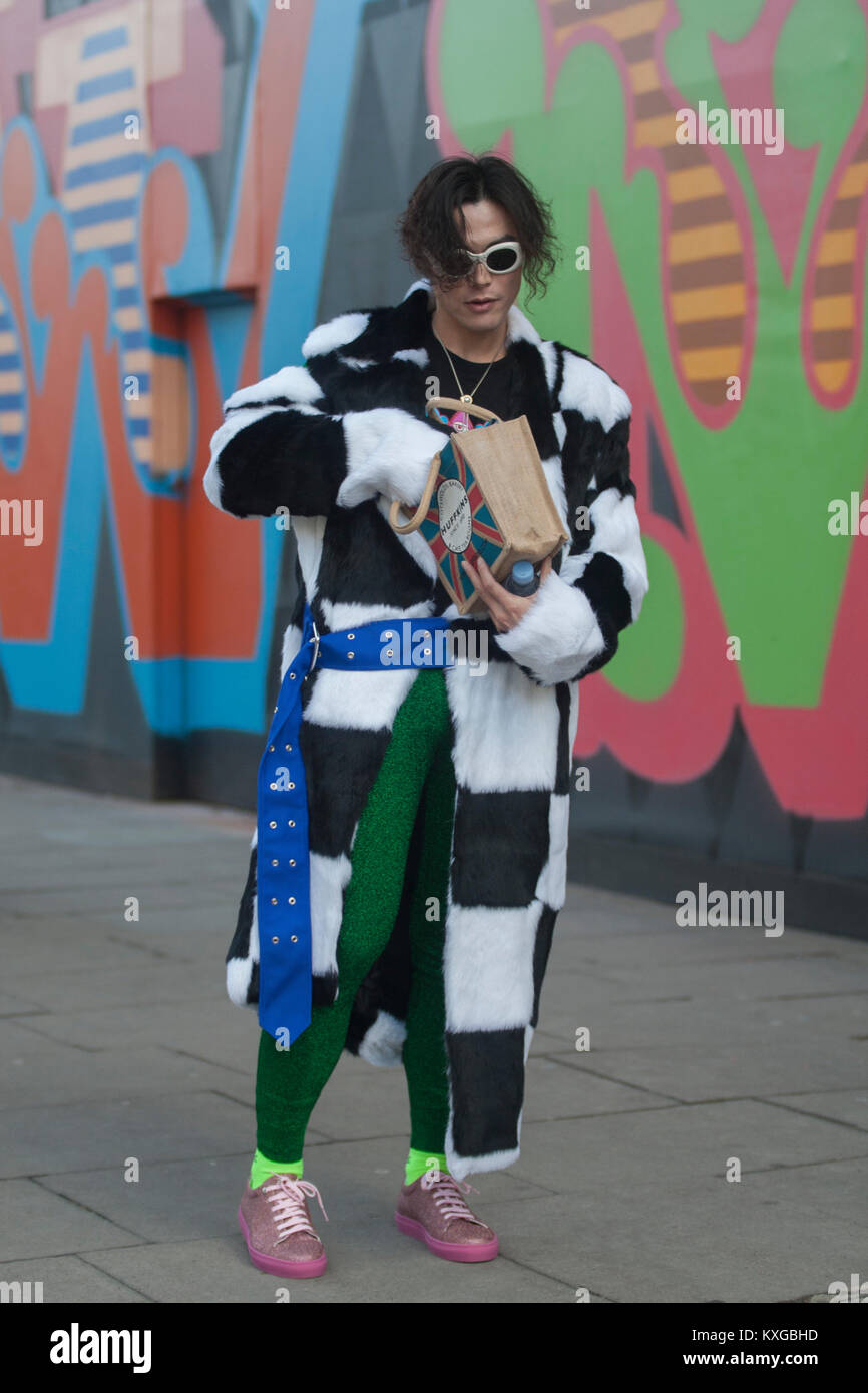 Street Style dal giorno due di London Fashion Week Mens AW 2018. L'immagine mostra il giornalista giapponese Yu Masui. Foto Stock