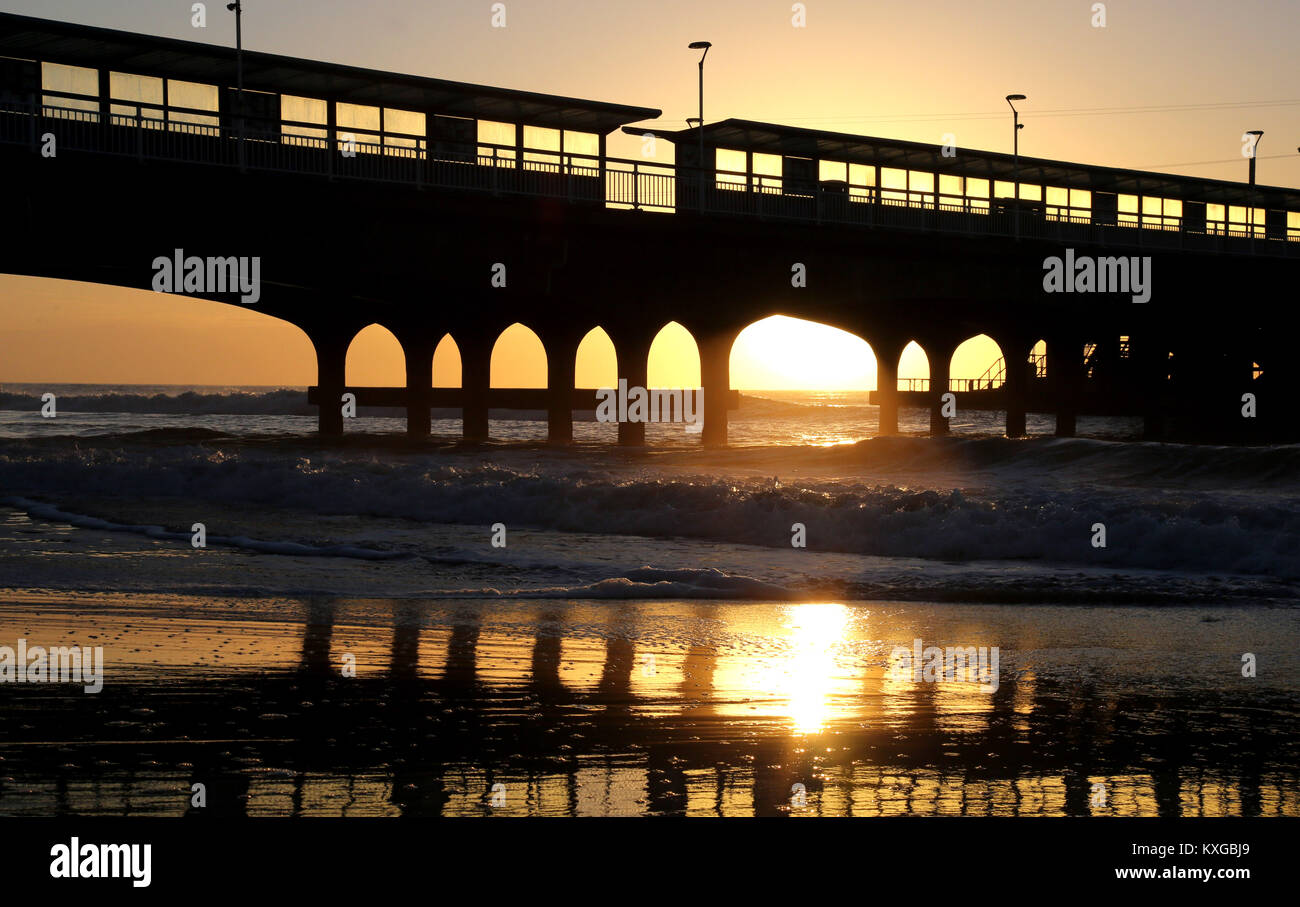 Bournemouth, Regno Unito. Decimo gen, 2018. Il sole sorge alle spalle di Bournemouth Pier su una fresca mattina di gennaio, Dorset, Regno Unito. Credito: Richard Crease/Alamy Live News Foto Stock