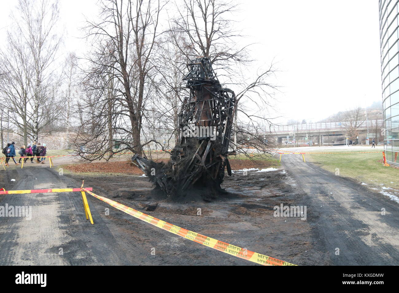 A Helsinki, Finlandia, decimo gen, 2018. Qualcuno bruciate enorme statua realizzata da vecchi pneumatici per auto da Villu Jaanisoo. Nome della statua era 'Kaikki on mahdollista' ('tutto è possibile"). Credito: Jyrki Rahikkala/Alamy Live News Foto Stock