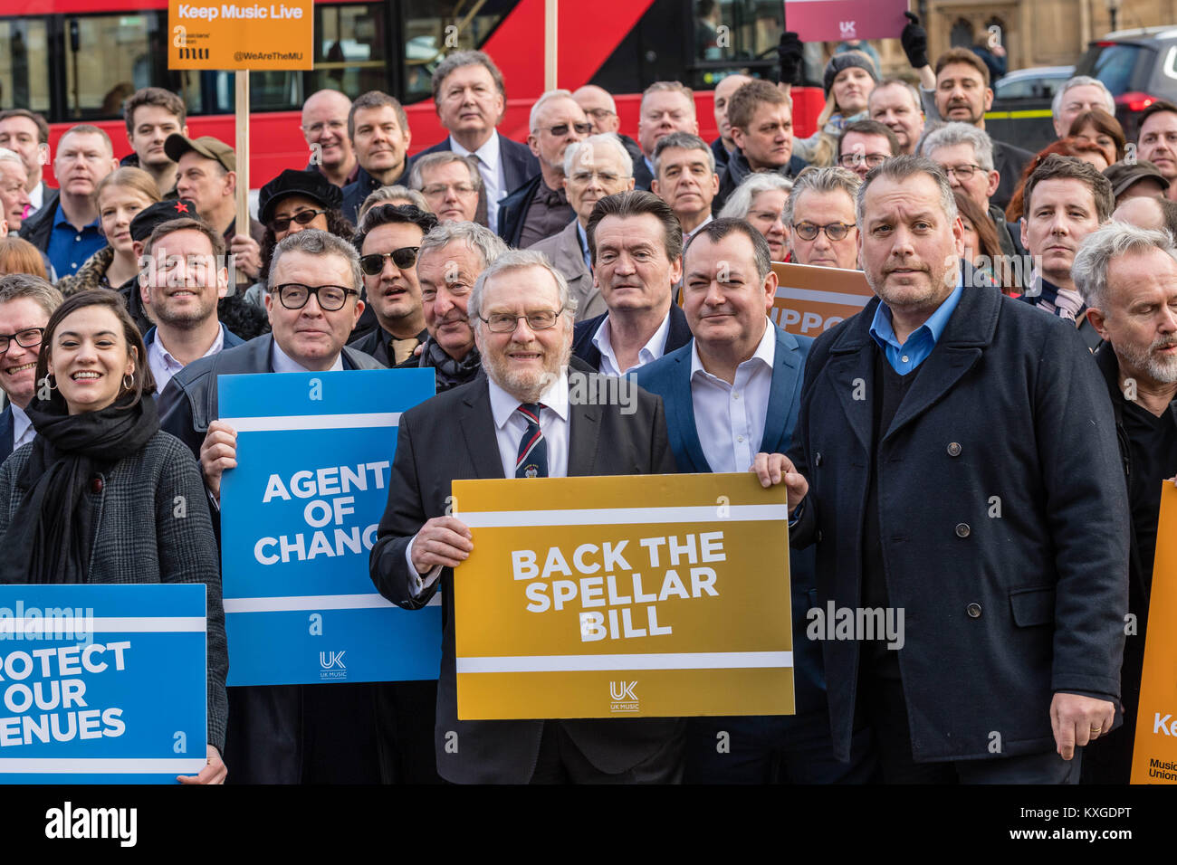 Londra 10 gennaio 2018, portando la musica nelle figure la campagna al di fuori del palazzo di Westminster a sostegno di John Spellar è bill per proteggere i locali musicali. John Spellar ifront è centro dell'immagine, Feargal Sharkey è dietro di lui Tom destro Watson (bicchieri) vice leader del partito laburista è in possesso di un "agente di cambiamento" banner centro sinistra alla sua destra è Nick mason dei Pink Floyd Credito: Ian Davidson/Alamy Live News Foto Stock