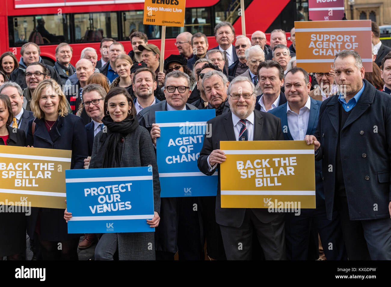 Londra 10 gennaio 2018, portando la musica nelle figure la campagna al di fuori del palazzo di Westminster a sostegno di John Spellar è bill per proteggere i locali musicali. John Spellar ifront è centro dell'immagine, Feargal Sharkey è dietro di lui Tom destro Watson (bicchieri) vice leader del partito laburista è in possesso di un "agente di cambiamento" banner centro sinistra alla sua destra è Nick mason dei Pink Floyd Credito: Ian Davidson/Alamy Live News Foto Stock