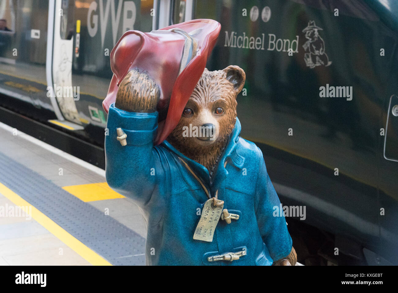 Londra, Regno Unito. Il 10 gennaio 2018. Una statua di Paddington Bear dopo un treno di GWR è stato chiamato Michael Bond, autore di Paddington Bear, con il nome svelato da sua figlia Karen Jankel nella stazione ferroviaria di Paddington. Foto: Roger Garfield/Alamy Foto Stock