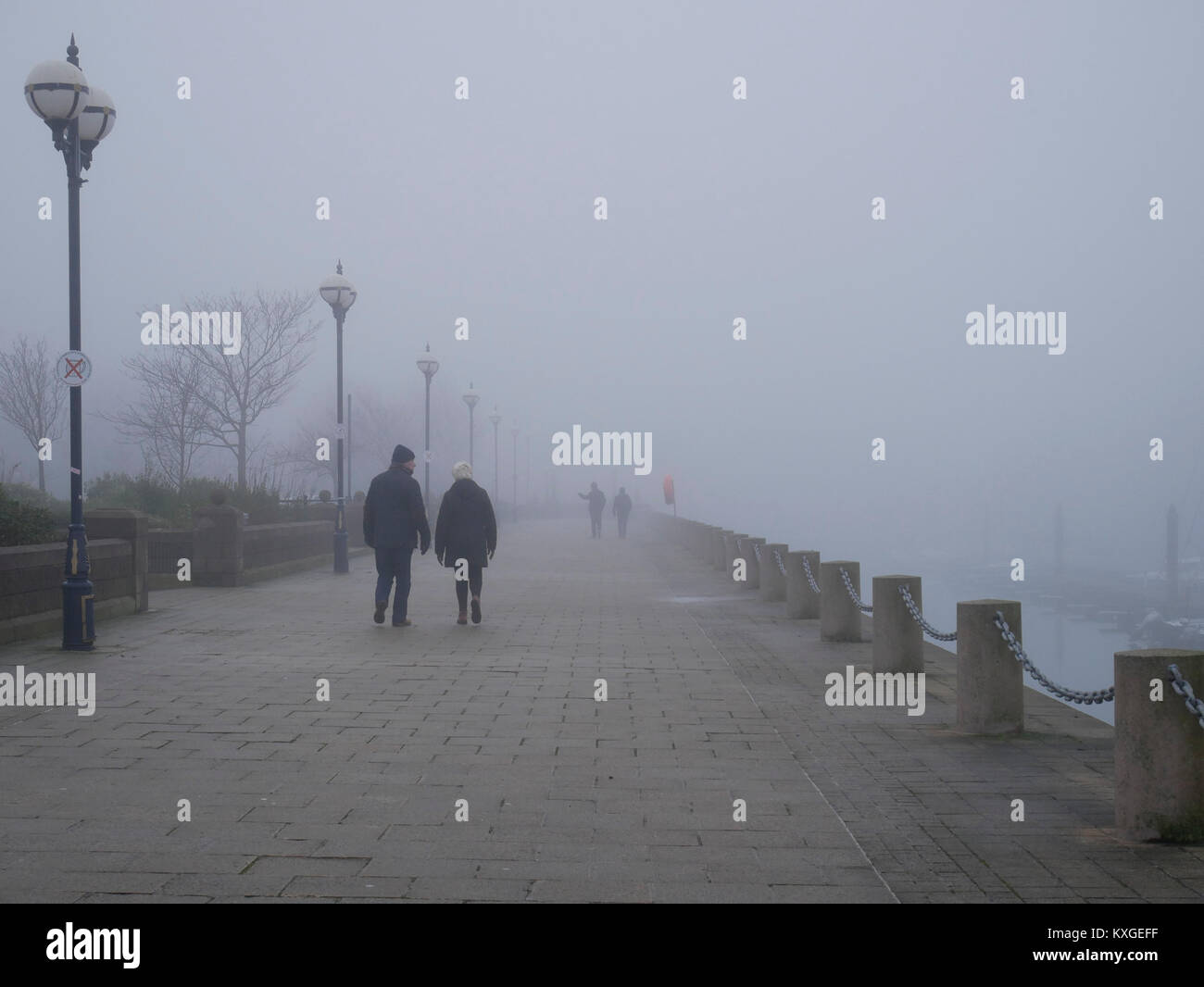 Bangor, Irlanda del Nord, Regno Unito, 10 gennaio 2018. Regno Unito meteo: gente camminare sul lungomare come la temperatura scende al di sotto di 4C e la nebbia avvolge la città balneare. Il credito J Orr/Alamy Live News Foto Stock