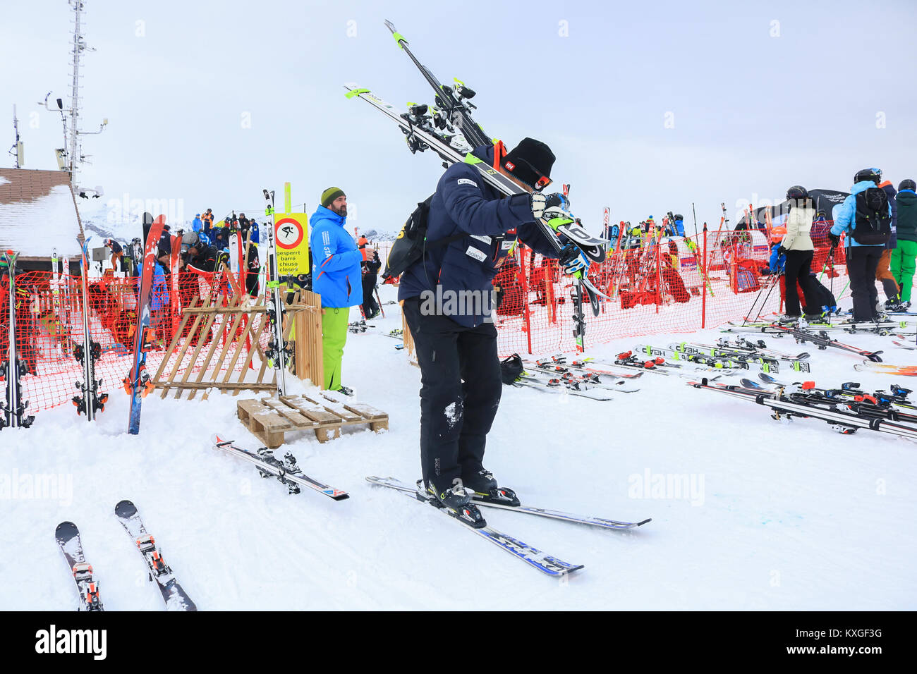 Lauberhorn Wengen, Svizzera. Decimo gen, 2018. Ai partecipanti il treno in anticipo di Coppa del Mondo di Sci Alpino svoltasi a Lauberhorn che inizia il 12 gennaio . La pista da sci è la più lunga gara di Coppa del Mondo di Sci Alpino e slalom è uno dei più esigenti corsi nel mondo Credito: amer ghazzal/Alamy Live News Foto Stock
