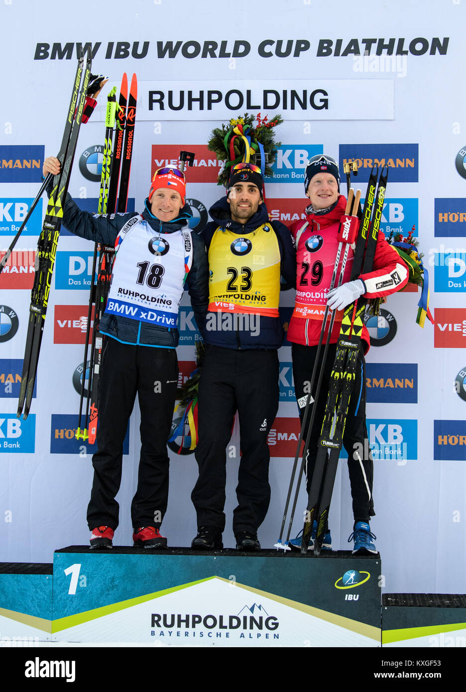 Ruhpolding in Germania. Decimo gen, 2018. Il runner-up Ondrej Moravec della Repubblica ceca (L-R), il vincitore Martin Fourcade di Francia e al terzo posto Johannes Thingnes Boe di Norvegia stand sui vincitori' rostro durante la cerimonia di consegna del premio dopo l'uomo singolo 20 km evento alla Coppa del Mondo di Biathlon di Chiemgau Arena a Ruhpolding, Germania, 10 gennaio 2018. Credito: Matthias esitano di fronte/dpa/Alamy Live News Foto Stock