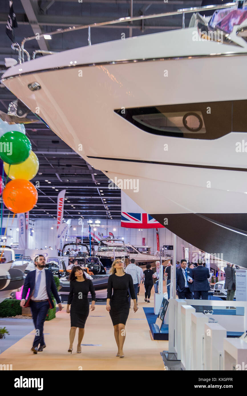 Londra, Regno Unito. Decimo gen, 2018. Grandi yacht Sunsseker telaio oltre la mostra - London Boat Show 2018 si apre al centro Excel nei Docklands. Credito: Guy Bell/Alamy Live News Foto Stock