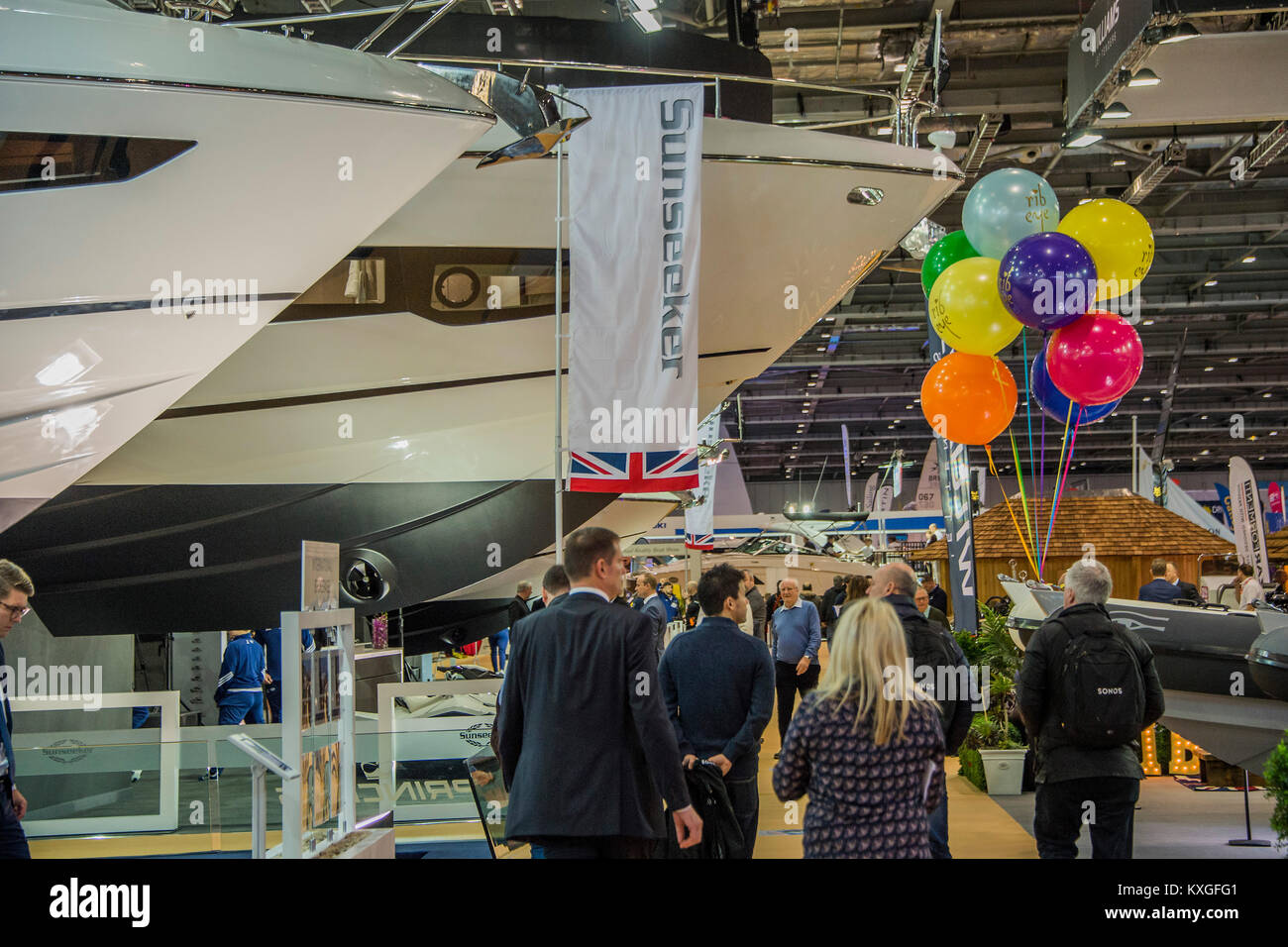 Londra, Regno Unito. Decimo gen, 2018. Grandi yacht Sunsseker telaio oltre la mostra - London Boat Show 2018 si apre al centro Excel nei Docklands. Credito: Guy Bell/Alamy Live News Foto Stock