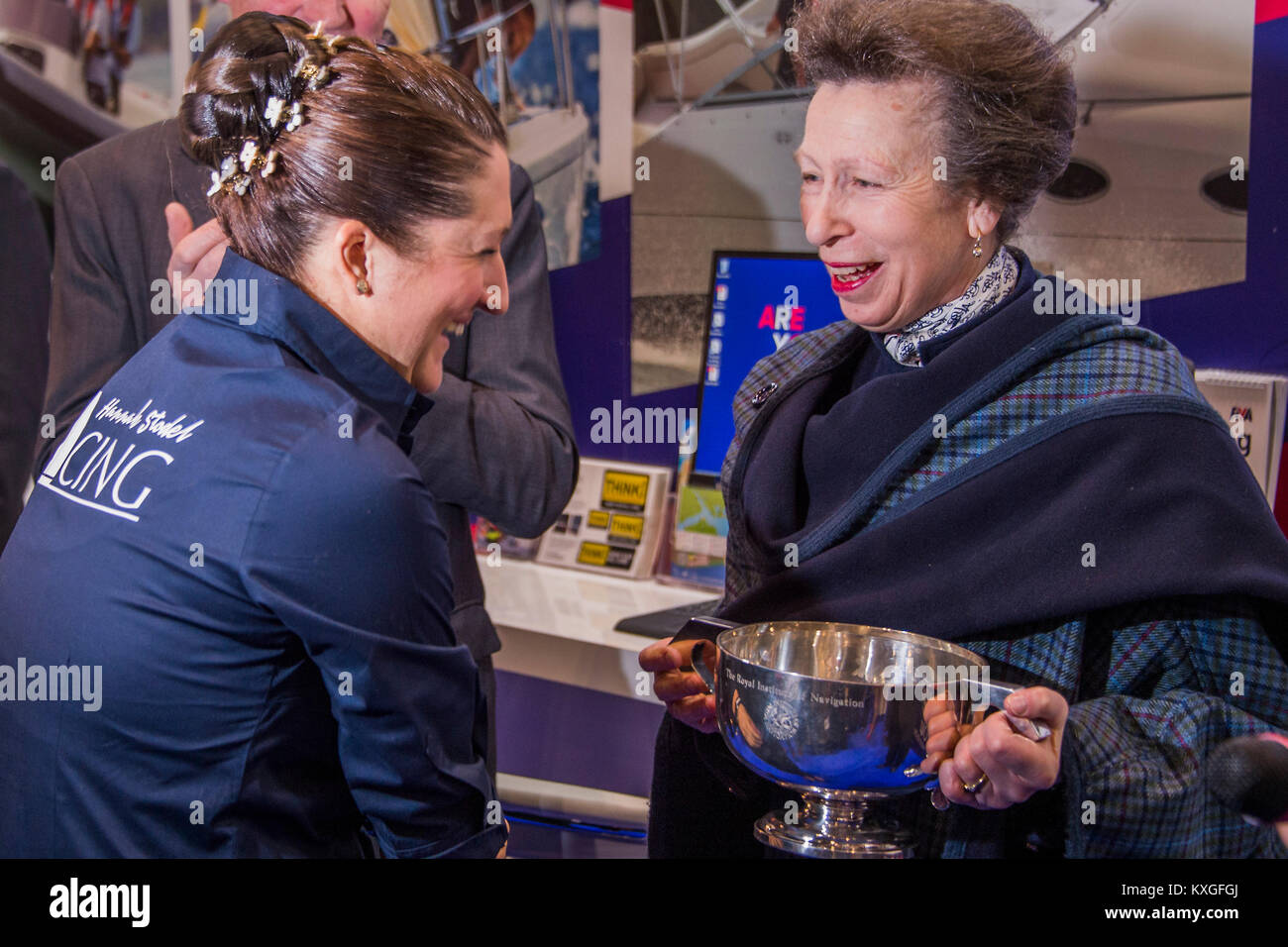Londra, Regno Unito. Decimo gen, 2018. Il Yachtmaster dell'anno, premio conferito dalla Sua Altezza Reale la Principessa Anna di Hannah Stobel - London Boat Show 2018 si apre al centro Excel nei Docklands. Credito: Guy Bell/Alamy Live News Foto Stock