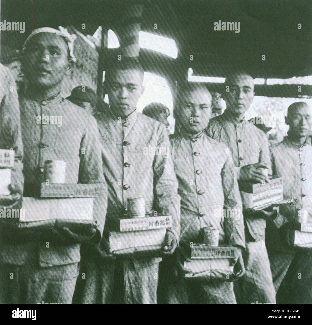 Questa immagine mostra i prigionieri di guerra giapponesi nell'ex campo di prigionia del villaggio di Heping nella provincia di Guizhou che ricevono articoli giornalieri come articoli da toeletta e abbigliamento durante il periodo della seconda guerra mondiale. Wikipedia+1 Foto Stock