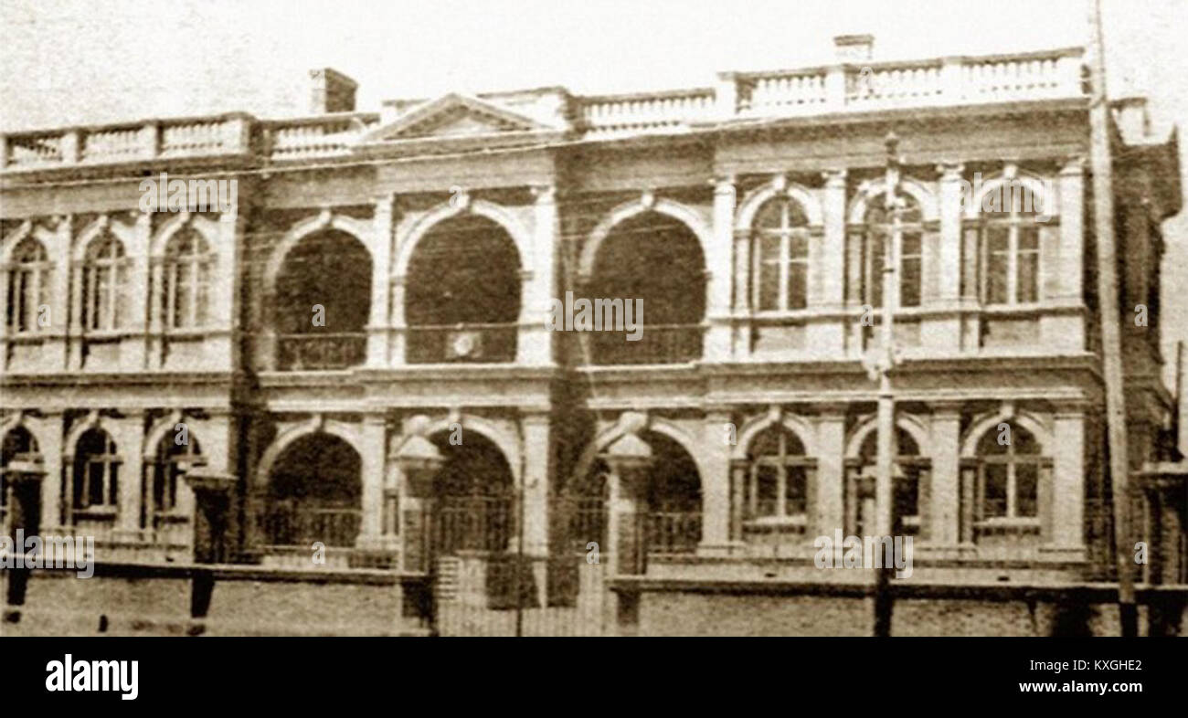 Il testo è in gran parte illeggibile, impedendo un'identificazione accurata. Può appartenere a un documento culturale o linguistico di rilevanza storica, ma non può essere confermato senza restauro o trascrizione. Foto Stock