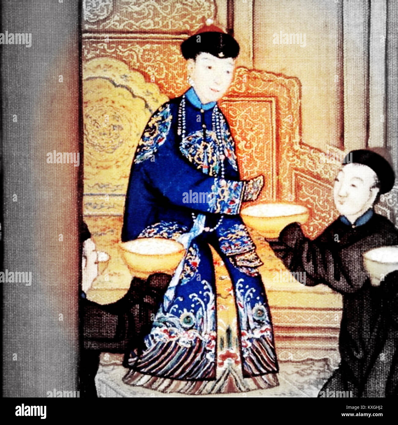 Questo dipinto a pergamena 'Imperatrice Xiaoxianchun al rituale dei bachi da seta' raffigura l'imperatrice della dinastia Qing che esegue il rituale di raccogliere foglie di gelso e nutrire i bachi da seta, accompagnati da assistenti, in costume e paesaggio di corte meticolosamente resi. Foto Stock