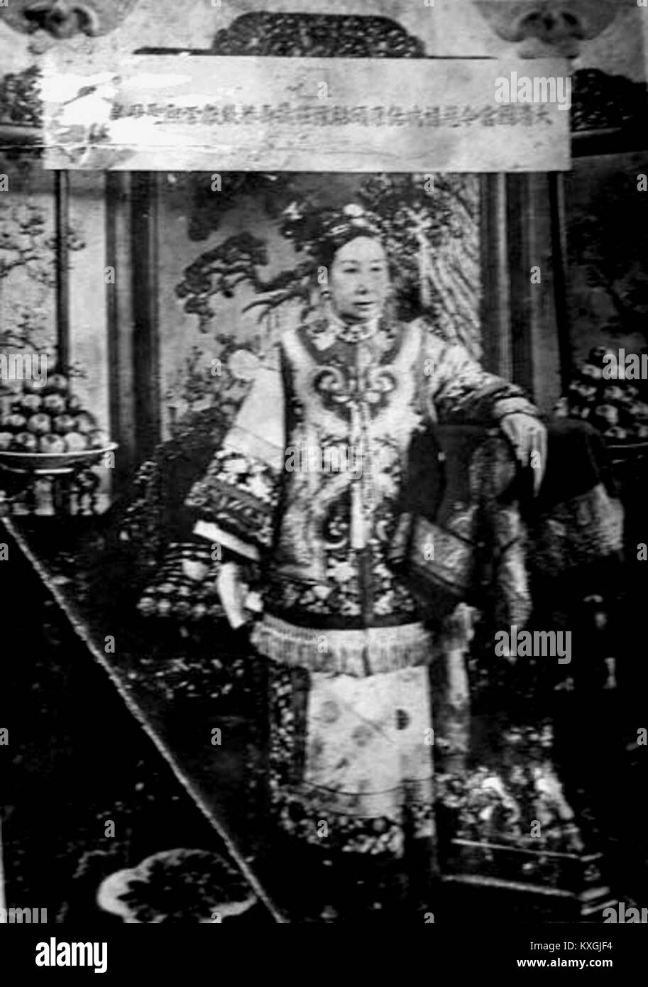 L'imperatrice vedova Cixi (1835–1908) fu una potente figura politica durante la tarda dinastia Qing, nota per la sua influenza sugli affari di corte imperiale e gli sforzi di modernizzazione in Cina. Foto Stock