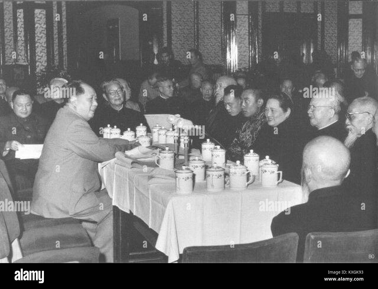 Mao Zedong ha presieduto la sesta sessione della Conferenza di Stato Suprema il 25 gennaio 1956, in cui si è svolta la discussione sugli emendamenti al quadro nazionale per lo sviluppo agricolo, sottolineando la politica economica socialista. Foto Stock