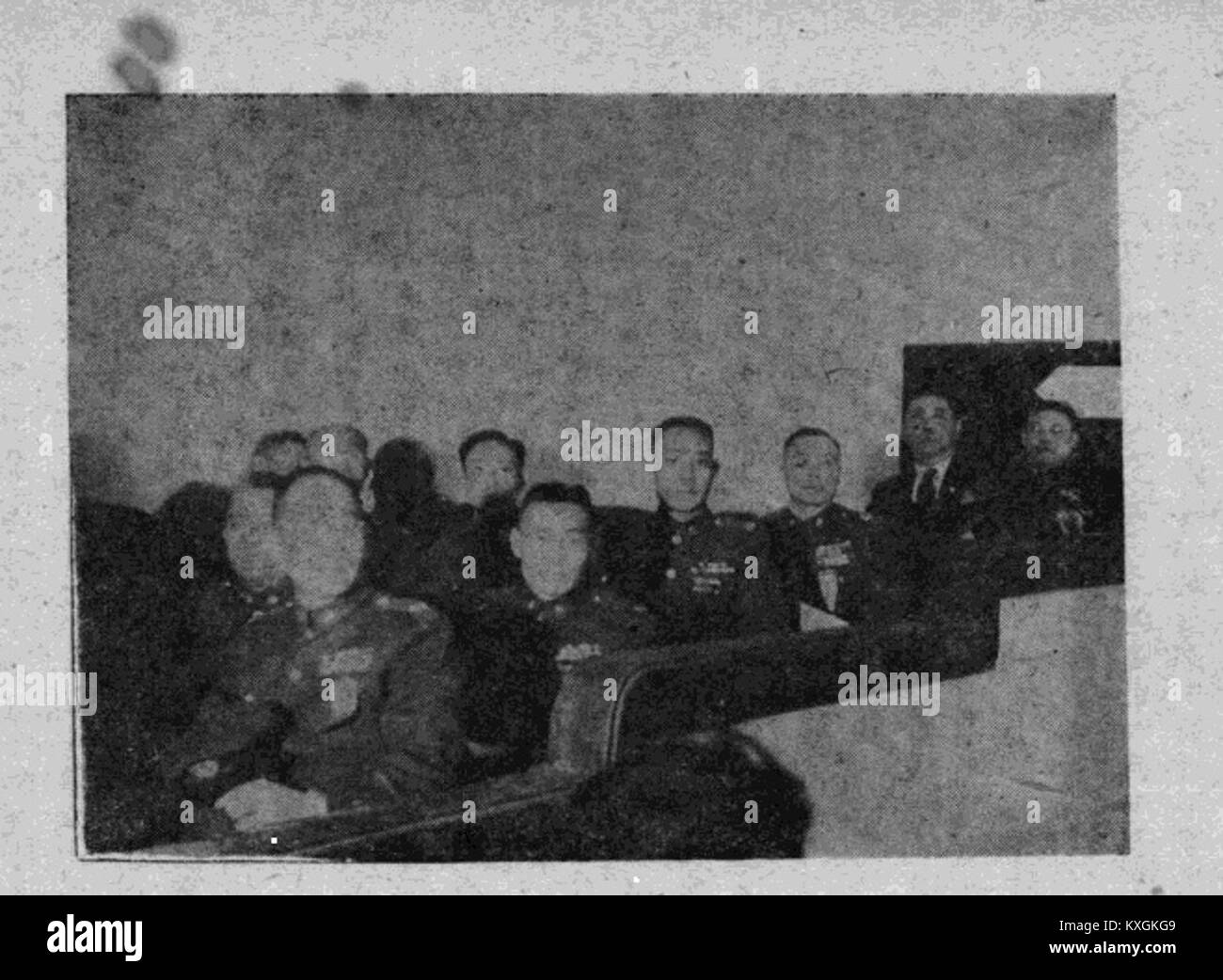 Questa immagine mostra il presidente Chiang Kai-shek durante il suo rapporto al Congresso Nazionale, probabilmente discutendo le politiche governative e i piani futuri. Chiang giocò un ruolo centrale nella politica cinese durante la metà del XX secolo, in particolare dopo che il governo nazionalista si trasferì a Taiwan. Foto Stock