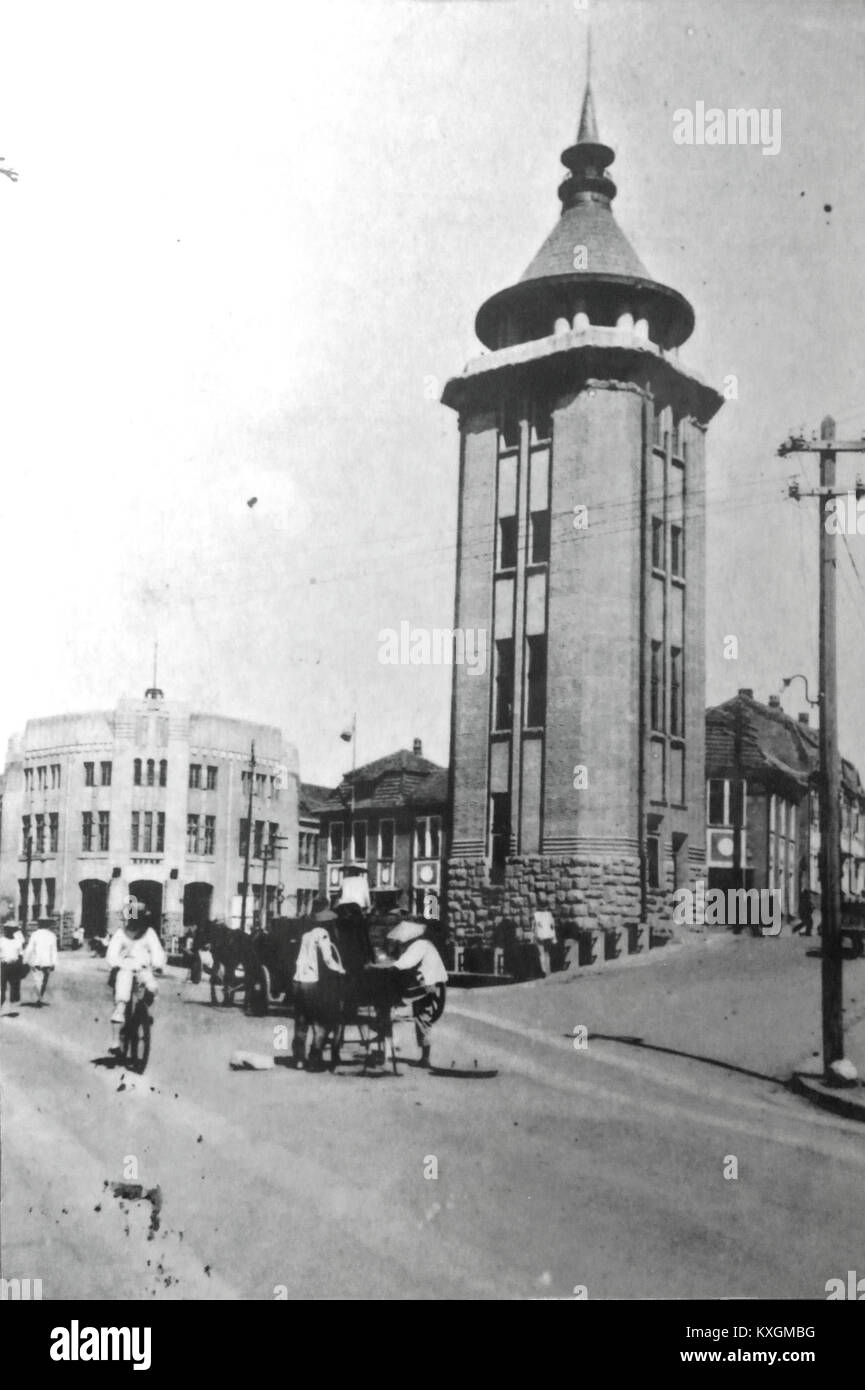Un'immagine storica che mostra la centrale elettrica di Qingdao e la sottostazione dell'isola di Dabao, che rappresenta le infrastrutture elettriche dei primi anni del XX secolo durante il periodo di affitto tedesco a Qingdao, in Cina. Foto Stock