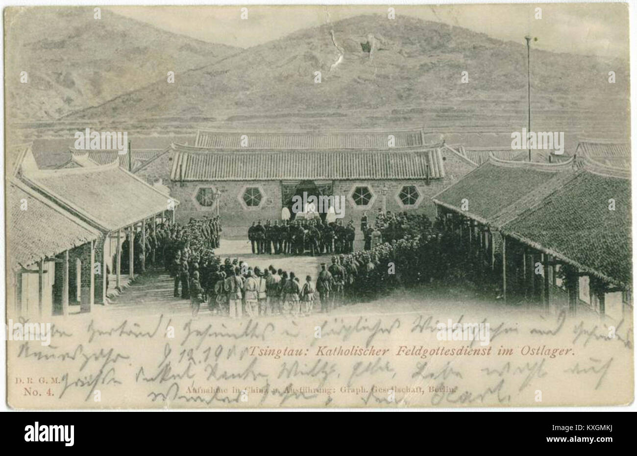 Un'immagine storica che mostra un servizio cattolico tenuto dalle truppe tedesche a Dongying, Qingdao, durante il periodo coloniale, che riflette la presenza di missioni cristiane e attività militari nella regione. Foto Stock
