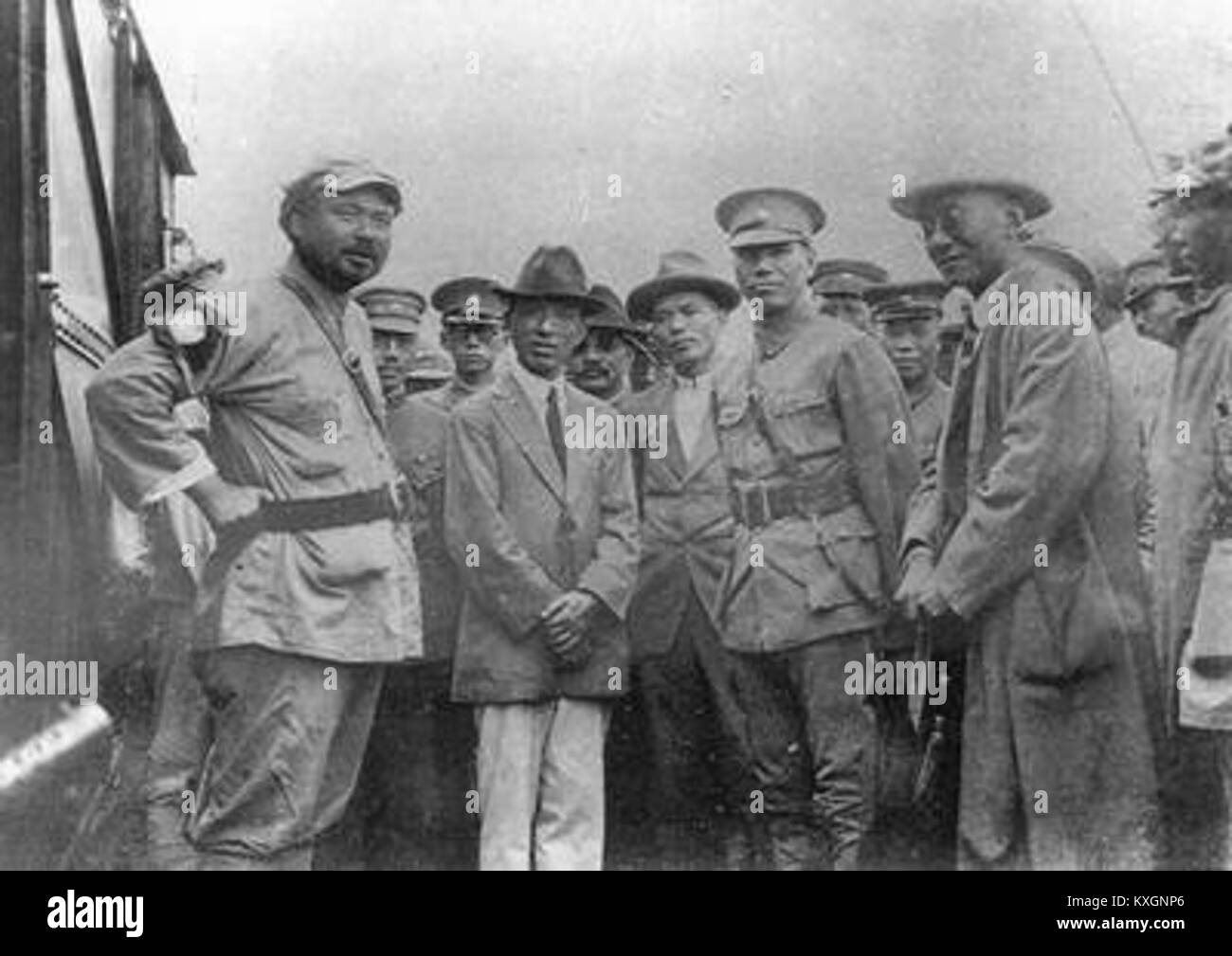 Una fotografia del 1927 che documenta l'incontro tra Feng Yuxiang e Chiang Kai-shek, due importanti leader militari e politici della Cina repubblicana. L'evento simboleggia le alleanze chiave e le dinamiche di potere durante il periodo della spedizione del Nord. Foto Stock
