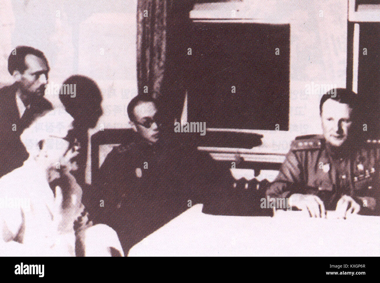 Questa immagine mostra Cho Man-sik, un importante leader dell'indipendenza coreana, nell'agosto 1945. Cho giocò un ruolo significativo nella resistenza contro il dominio coloniale giapponese ed è ricordato per la sua leadership durante il movimento di liberazione della Corea. Foto Stock