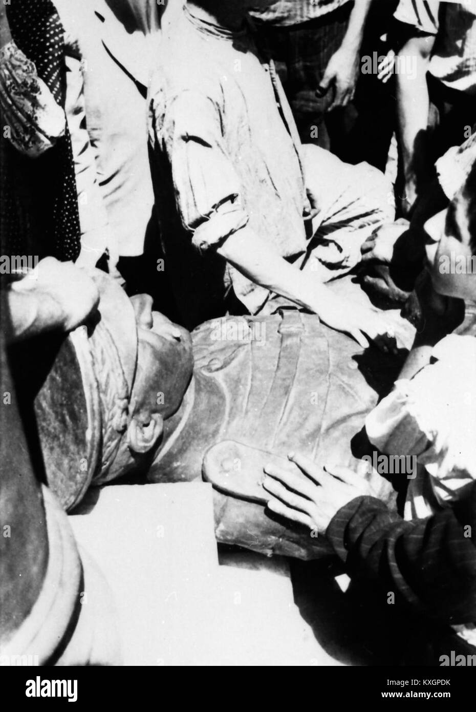 Una fotografia del 1953 scattata durante o dopo il colpo di Stato iraniano, che mostra le statue di Reza Shah, che riflettono i cambiamenti politici e gli spostamenti del potere nazionale nell'Iran della metà del XX secolo. Foto Stock