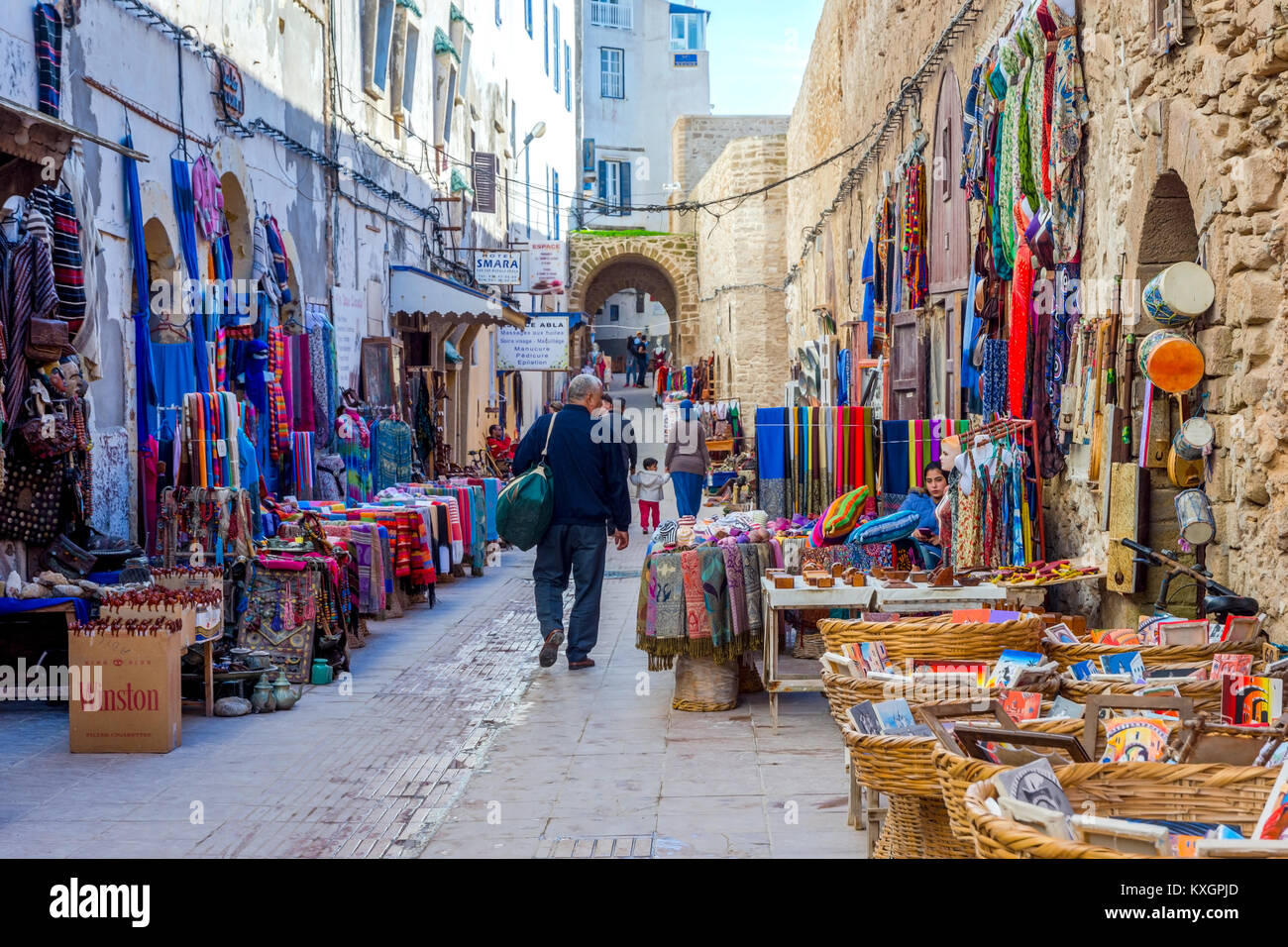 ESSAOUIRA, Marocco - 13 dicembre: negozi di artigianato in Essaouira città vecchia. Dicembre 2016 Foto Stock