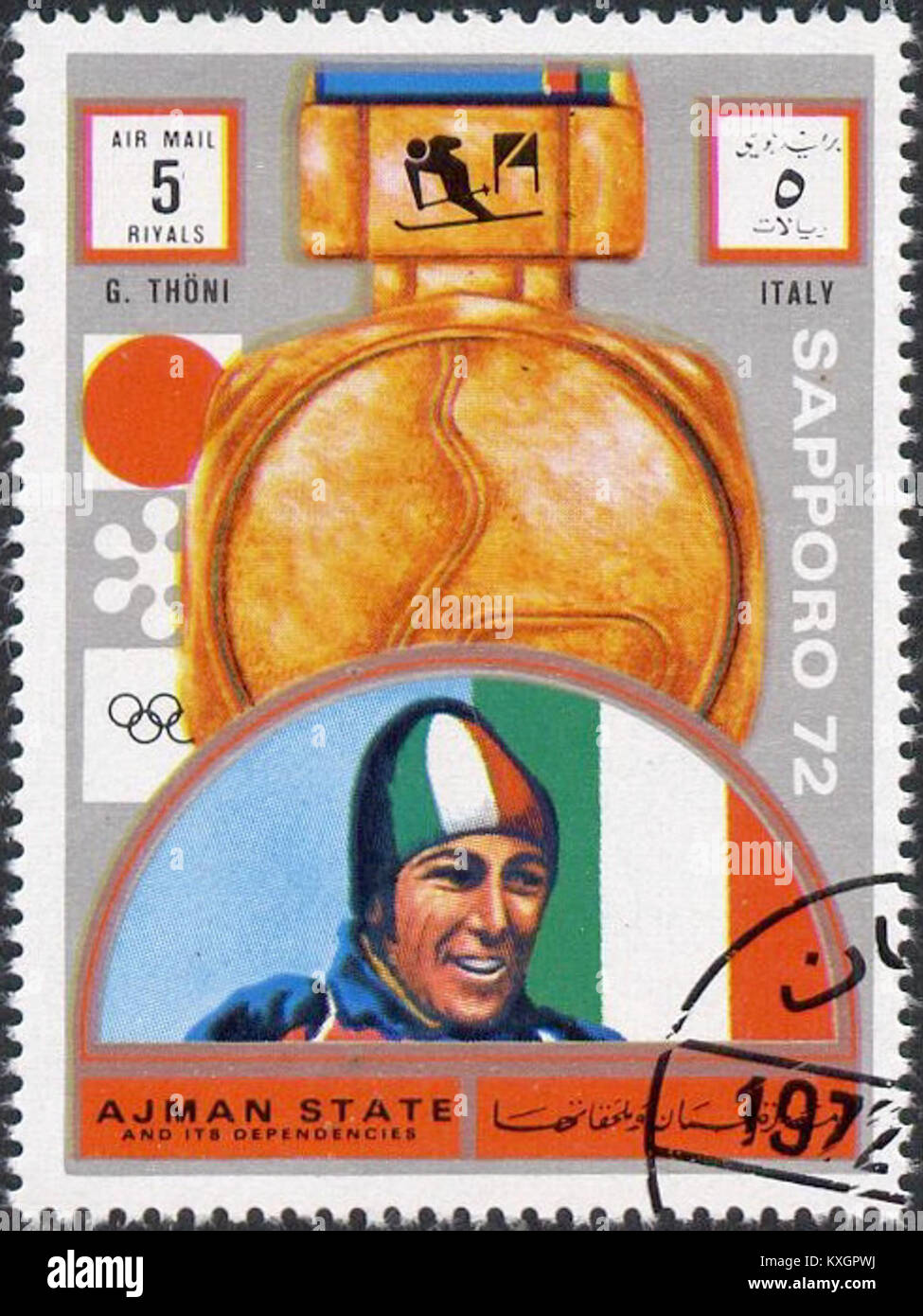 Un francobollo del 1972 emesso da Ajman con lo sciatore alpino italiano Gustav Thöni, che commemora i suoi successi nelle competizioni internazionali di sci durante i primi anni '1970 Foto Stock