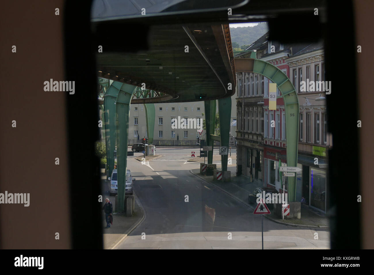 Una monorotaia sospesa (Schwebebahn) che passa sopra Sonnborner Straße a Wuppertal, in Germania, parte del sistema di trasporto pubblico elevato della città in funzione dal 1901. Foto Stock