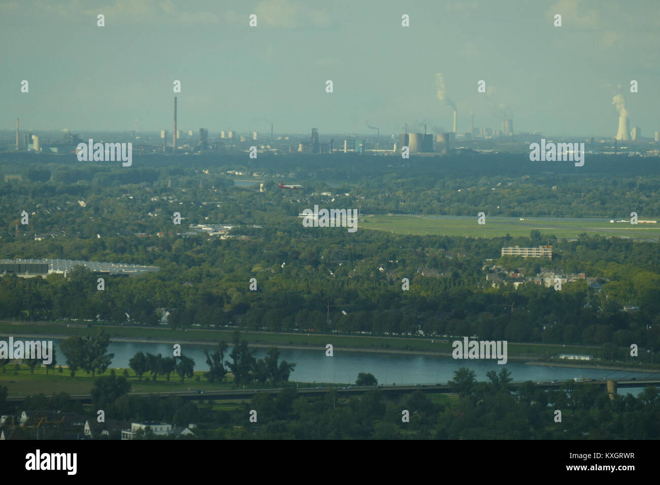 Fotografia scattata il 26 settembre 2015, che mostra un aereo dell'Air Berlin che atterra vicino al Rheinturm a Düsseldorf, in Germania. L'immagine cattura l'avvicinamento dell'aereo all'aeroporto con la torre del Reno sullo sfondo. Foto Stock