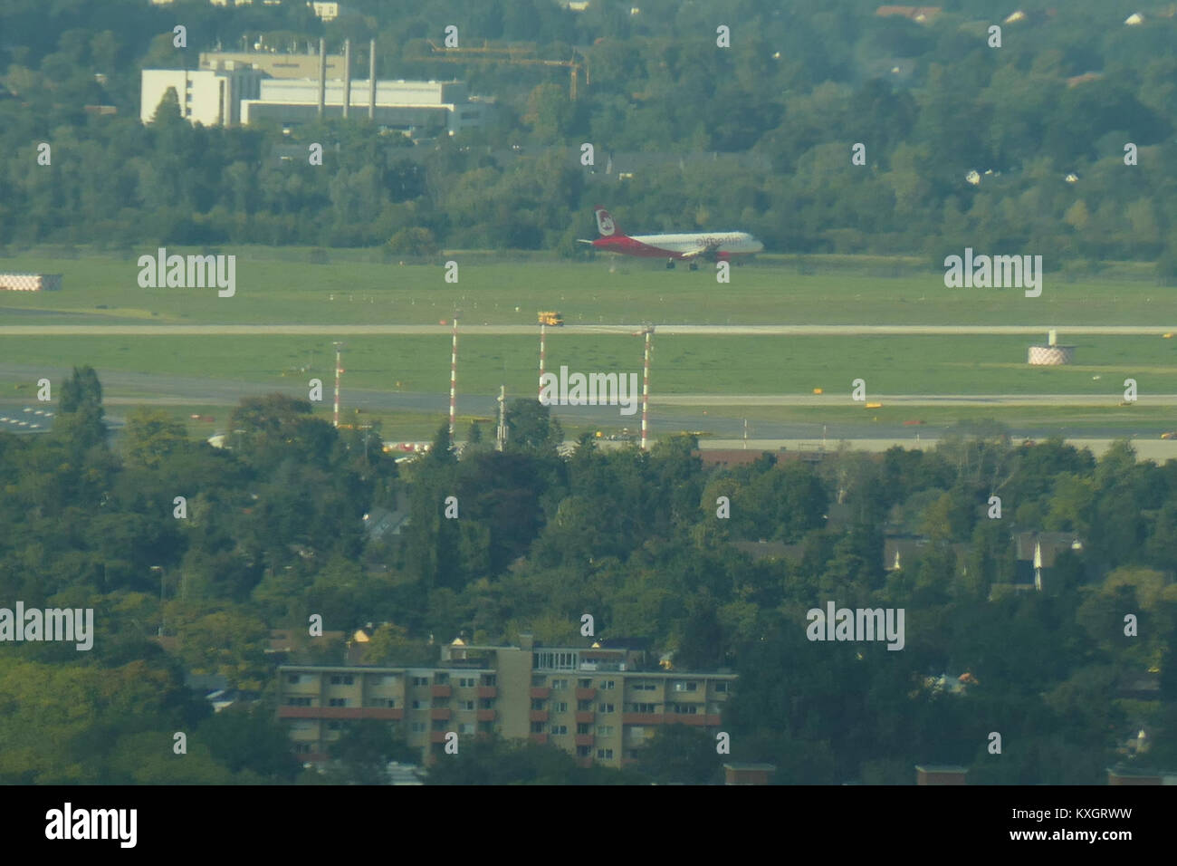 Una fotografia scattata il 26 settembre 2015, che mostra un aereo dell'Air Berlin atterrando vicino al Rheinturm a Düsseldorf, in Germania, con il paesaggio urbano visibile sullo sfondo. Foto Stock