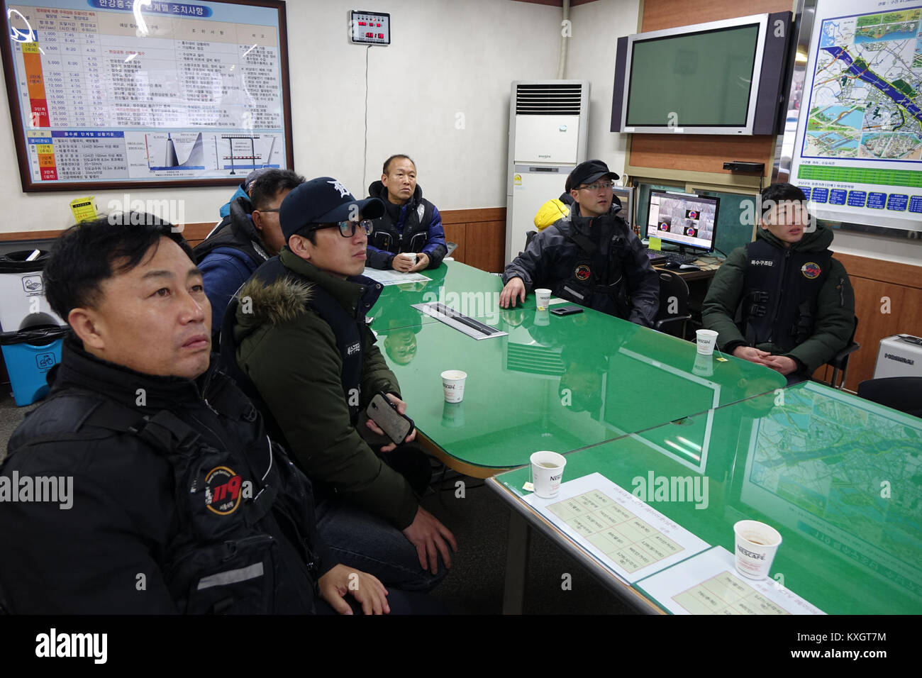 Fotografia del novembre 2015 che mostra una visita di studio alla stazione dei vigili del fuoco di Gangneung in Corea del Sud. L'immagine raffigura i vigili del fuoco e i visitatori che osservano le attrezzature e le procedure operative. Foto Stock
