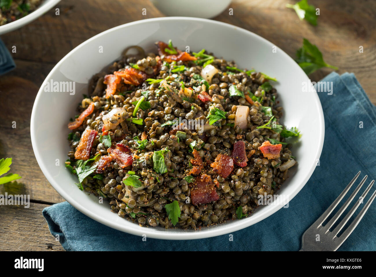 Francese sana insalata di lenticchie con pancetta e prezzemolo Foto Stock
