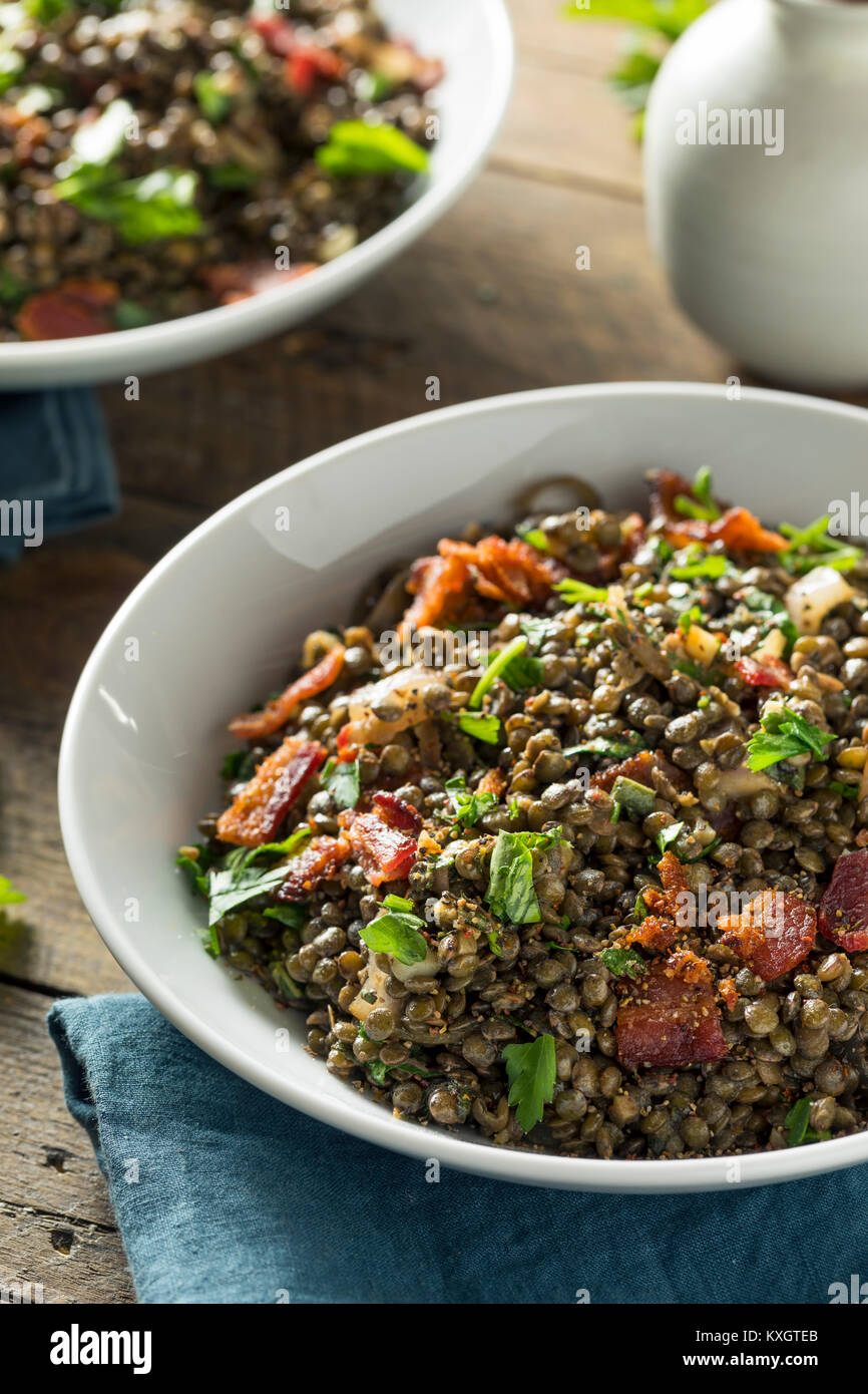 Francese sana insalata di lenticchie con pancetta e prezzemolo Foto Stock
