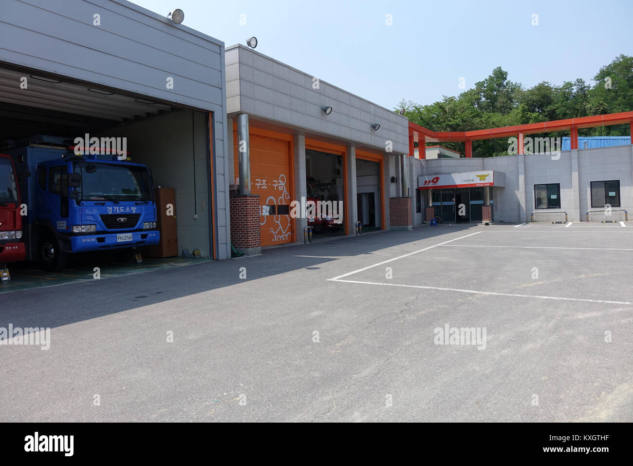 Una fotografia scattata il 29 giugno 2015, che mostra la squadra di soccorso presso la stazione dei vigili del fuoco di Ansan in Corea del Sud, raffigurante il personale di emergenza e le attrezzature utilizzate nelle operazioni di soccorso. Foto Stock
