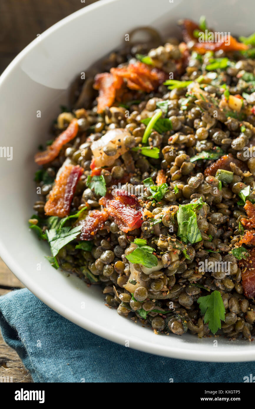 Francese sana insalata di lenticchie con pancetta e prezzemolo Foto Stock