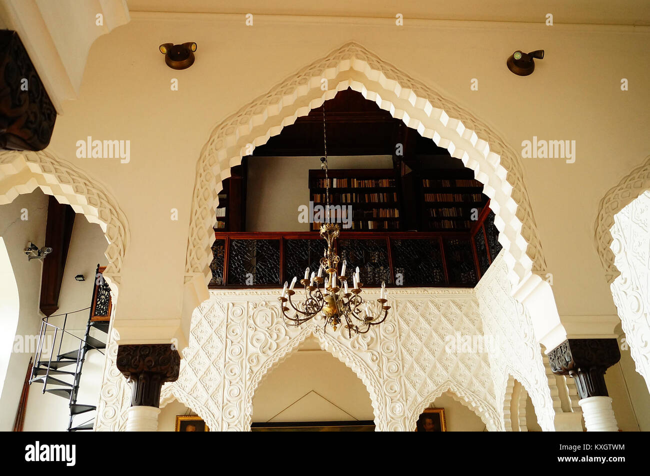 Un'immagine del museo del castello di Kórnik in Polonia, un sito storico caratterizzato da un'architettura notevole e una collezione di arte e manufatti che rappresentano il patrimonio culturale polacco. Foto Stock