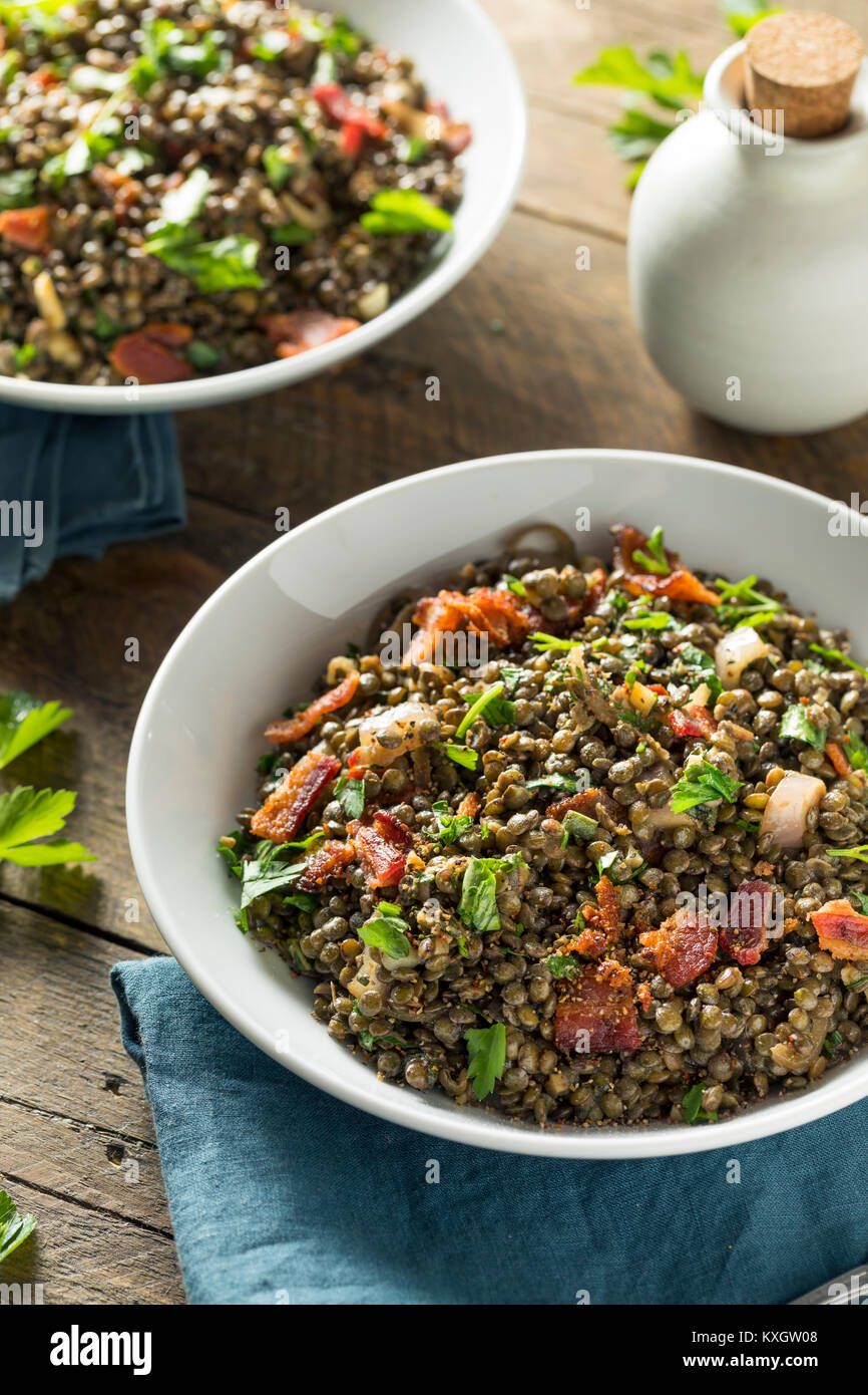 Francese sana insalata di lenticchie con pancetta e prezzemolo Foto Stock