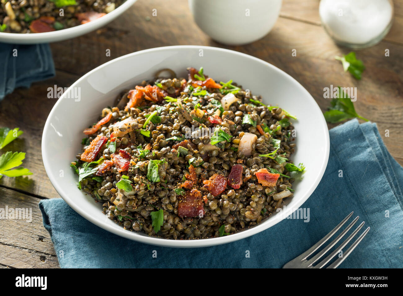 Francese sana insalata di lenticchie con pancetta e prezzemolo Foto Stock