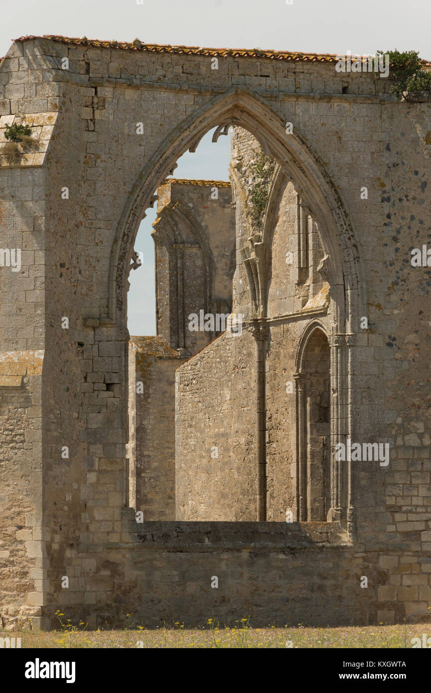 Una fotografia dettagliata delle rovine dell'abbazia di Notre-Dame de Ré su Île de Ré, Charente-Maritime, Francia, che mostra opere in pietra gotica e architettura monastica costiera. Foto Stock