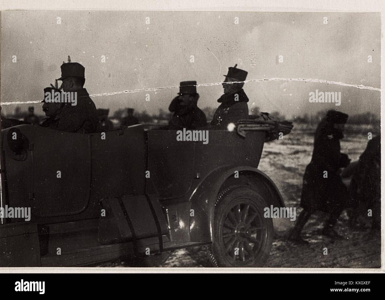 Questa immagine raffigura la partenza dell'imperatore Carlo dal campo di addestramento di Vladimir Volynsky. La scena cattura un momento storico durante il regno dell'Impero austro-ungarico. Foto Stock