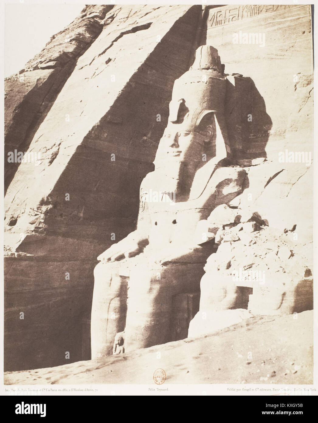 Stampa su carta salata di Félix Teynard che mostra le statue del colosso ad Abou Sembil (Abu Simbel), fotografata intorno al 1851–52 in tre quarti di vista. Foto Stock