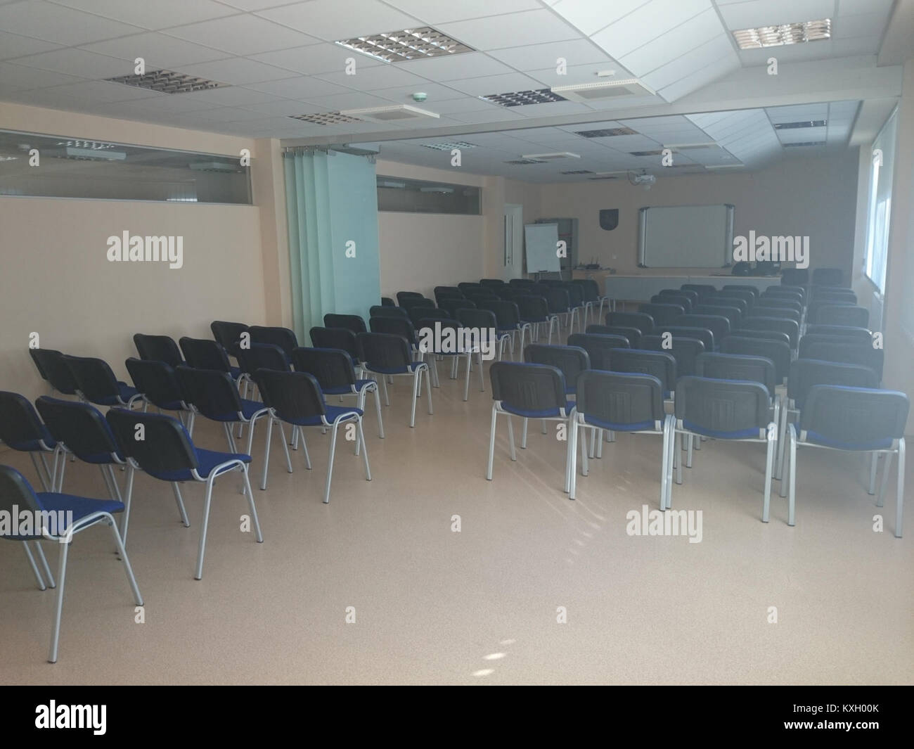 Un'immagine dell'aula presso l'Achemos Educational Center in Lituania, una struttura moderna dedicata a promuovere l'istruzione, l'apprendimento e l'impegno della comunità attraverso programmi accademici strutturati. Foto Stock