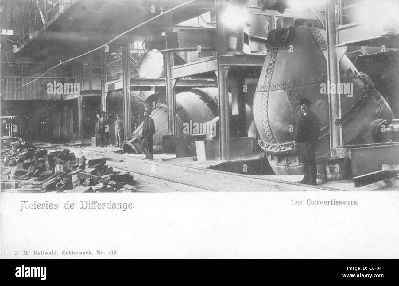 Una fotografia dell'acciaieria Differdange in Lussemburgo mostra convertitori e attrezzature di produzione, che documentano il processo industriale e la storica produzione dell'acciaio di J.M. Bellwald. Foto Stock