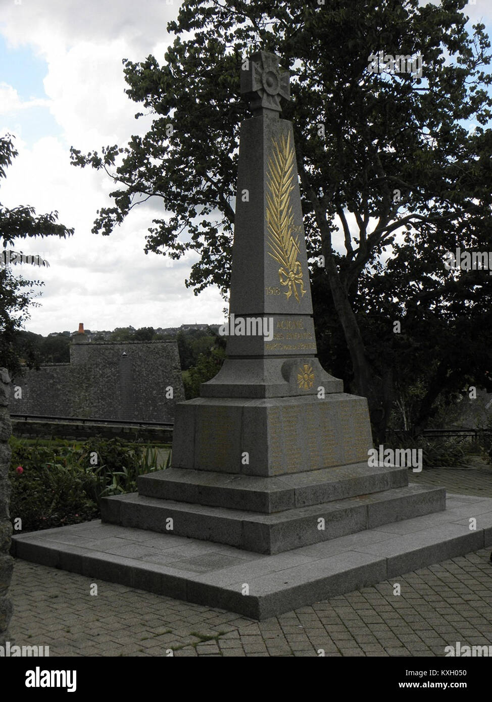 Un monumento ai soldati caduti ad Acign, che commemora i sacrifici fatti durante le guerre passate, riflettendo sulla storia della città in tempo di guerra. Foto Stock