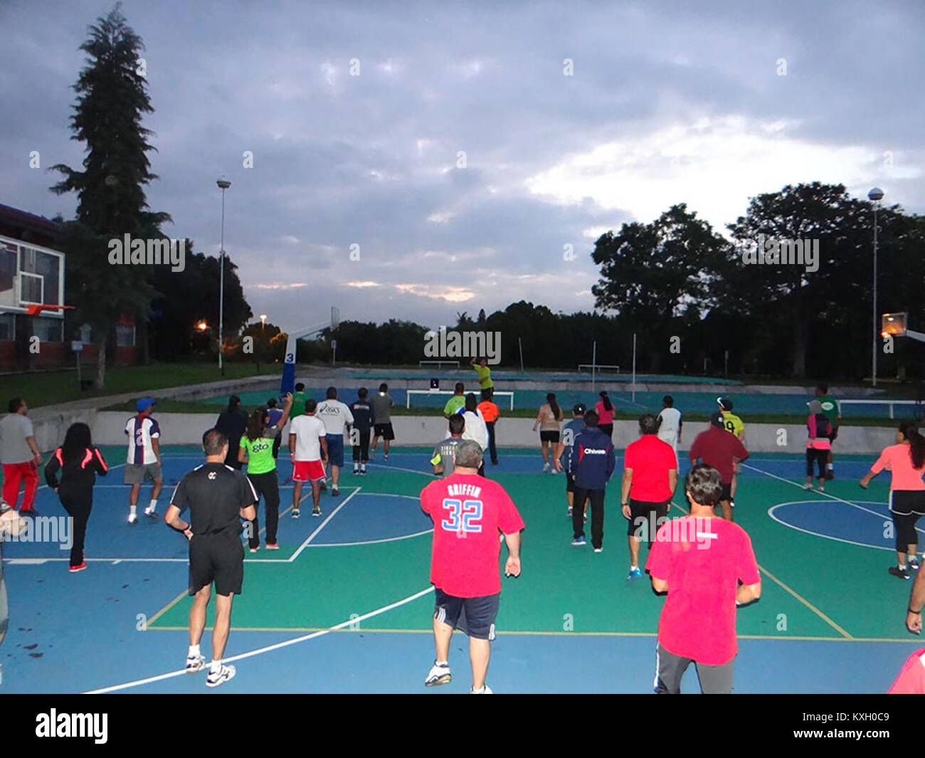 Questa immagine raffigura una sessione di attivazione fisica o esercizio fisico, mostrando metodi per la salute, il fitness e le pratiche di movimento in contesti educativi o terapeutici. Foto Stock