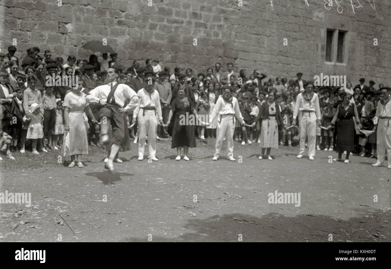 Cerimonia religiosa e danza aurresku accanto all'eremo di Santa María la Antigua a Zumarraga, registrata come immagine 3 di 5 nella collezione Car-Kutxa Fototeka. Foto Stock