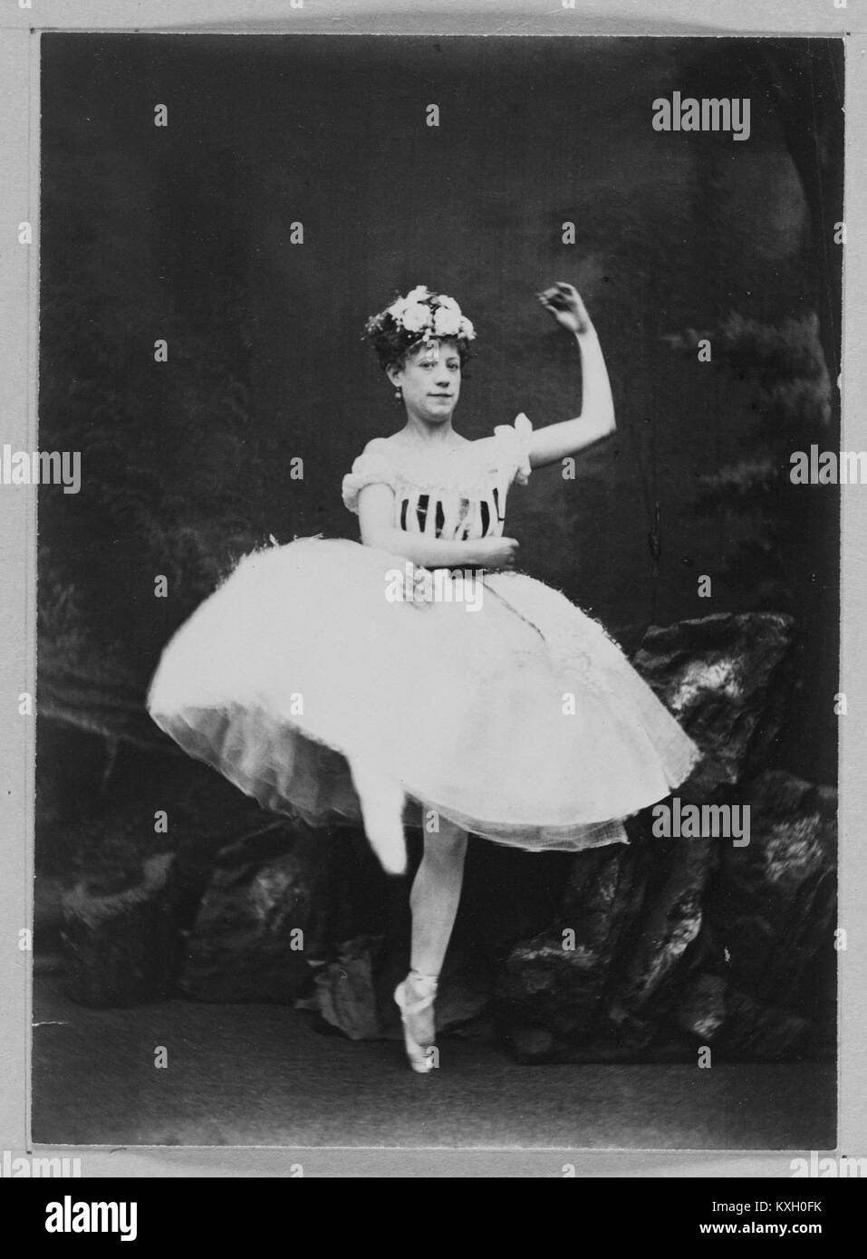 Questa immagine raffigura un'attrice vestita con un costume da ballo, catturata come parte della Weir Collection. L'immagine rappresenta la moda dei primi anni del XX secolo nell'arte dello spettacolo e nel teatro. Foto Stock