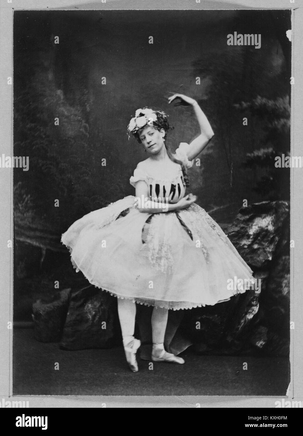 Un'attrice che indossa un costume da ballo viene fotografata nella Weir Collection, illustrando aspetti culturali e artistici della performance art e del teatro. Foto Stock