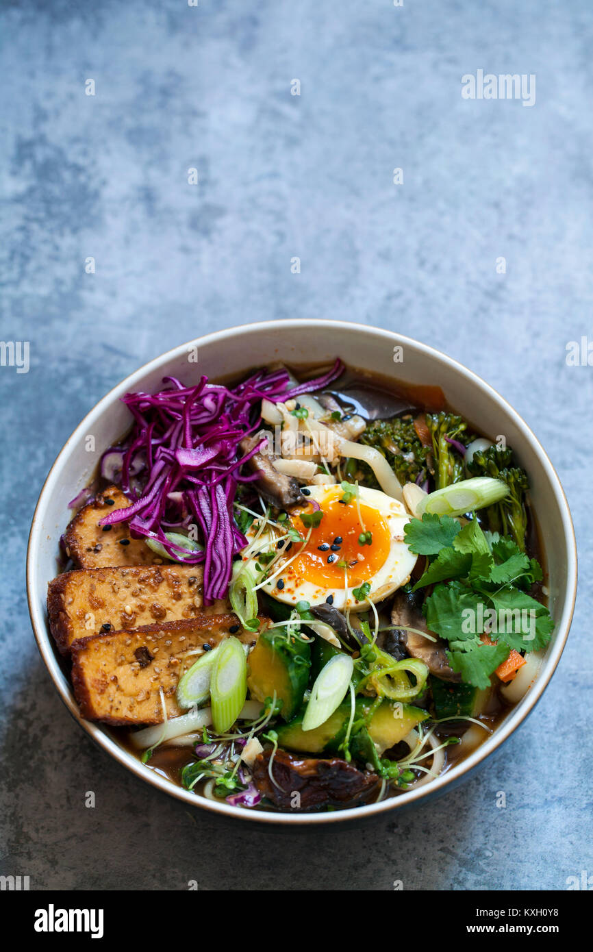 Ramen vegetariano con tofu affumicato, Cavolo sott'aceto e il cetriolo Foto Stock