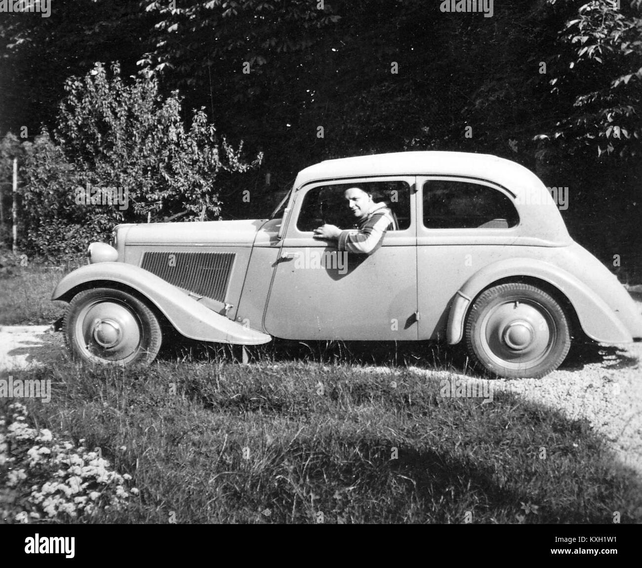 Una fotografia storica dall'archivio Fortepan che mostra un'auto Adler Trumpf Junior, un veicolo passeggeri tedesco prodotto negli anni '1930, che illustra il primo design automobilistico. Foto Stock