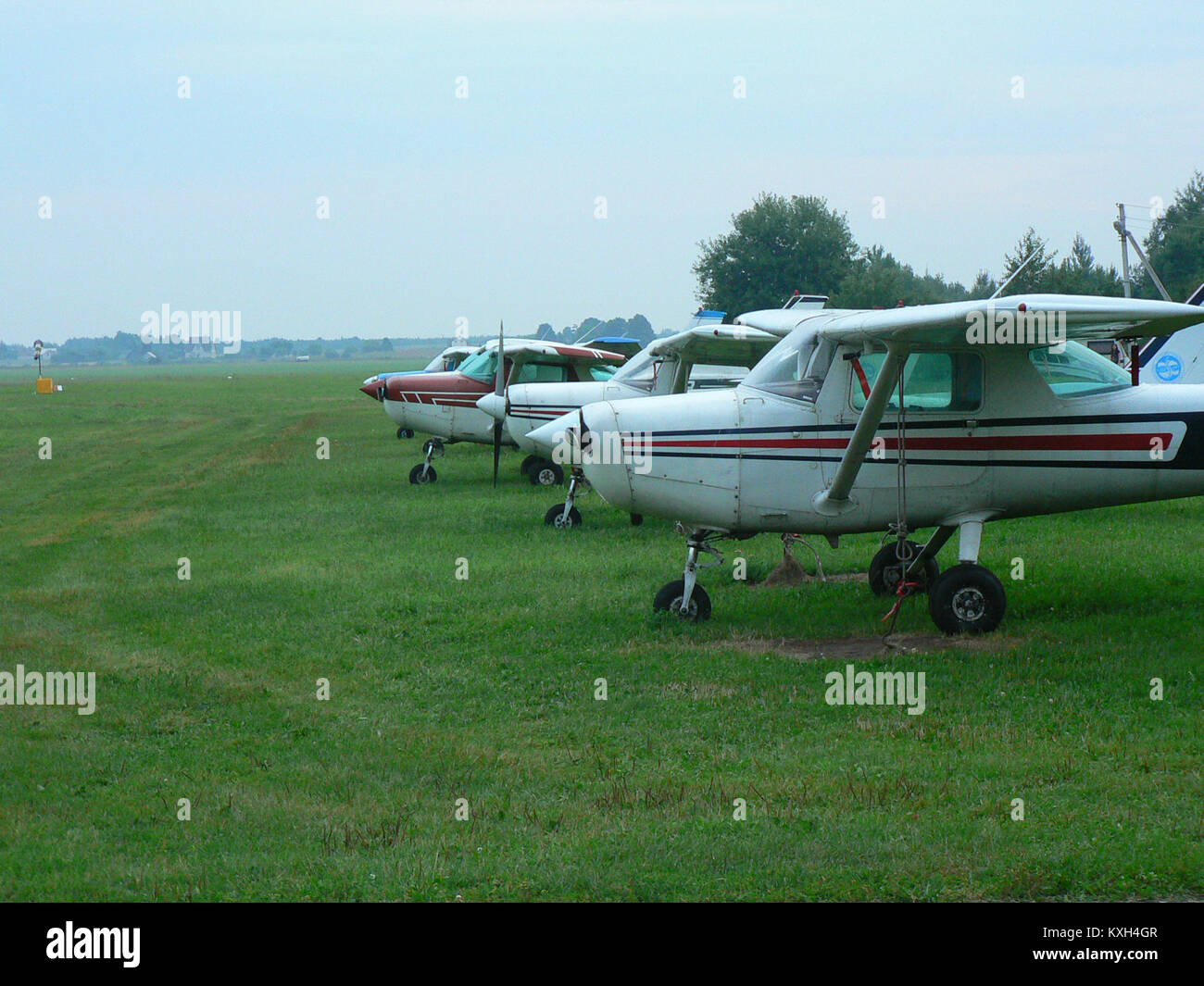 2011 fotografia di aeromobili dell'aviazione generale presso l'aeroporto di Kėdainiai (Kyviskės) in Lituania, che mostra gli aerei ad elica parcheggiati, gli hangar e le infrastrutture del piazzale. Foto Stock
